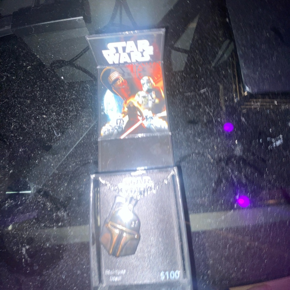 Star Wars Mandalorian chain pendant necklace 100$ retail